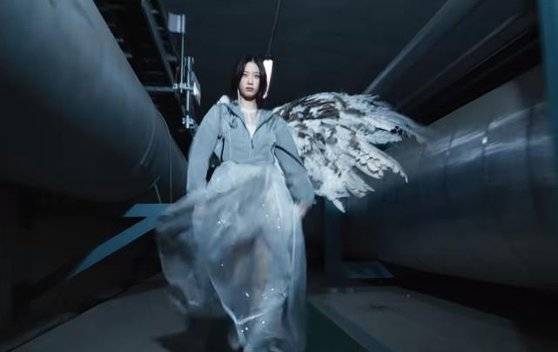 걸그룹 르세라핌의 미니앨범 EASY 발매를 앞두고 공개된 트레일러 영상 속 장면. 이 장면은 부산환경공단이 관리하는 부산시 사하구 강변하수처리장에서 촬영됐다. 사진 하이브 레이블즈 유튜브 공식채널, 부산환경공단