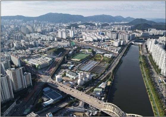 부산환경공단이 관리하는 수영하수처리장 전경. 연합뉴스