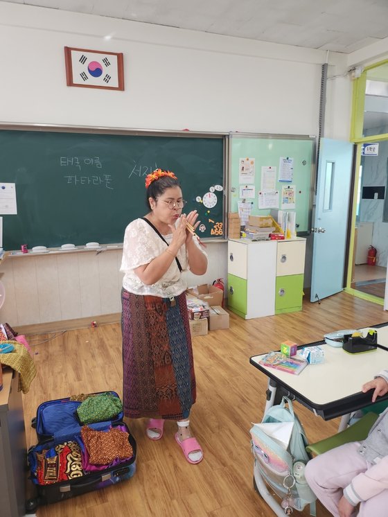 서지현씨가 충북 청주의 한 초등학교에서 '다문화가정 이해하기'란 주제로 수업을 진행하고 있다. 사진 서지현씨