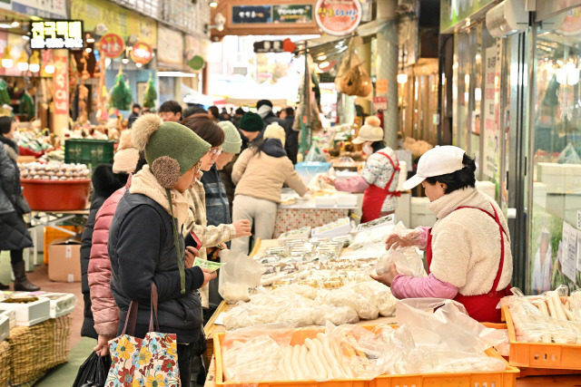 ▲ 정선아리랑시장이 설 명절을 앞둔 7일, 5일장과 겹치면서 성수품을 구입하려는 지역주민과 관광객들로 붐비고 있다.