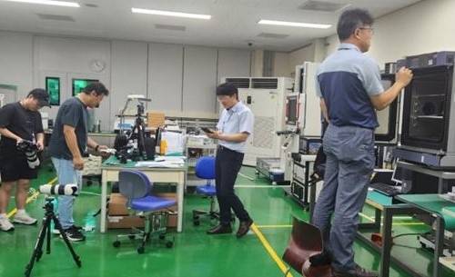 ▲ETRI호남권연구센터 연구원들이 실험실에서 전고체 배터리 극한시험(-35도)과 극서시험(70도)을 진행하고 있다.