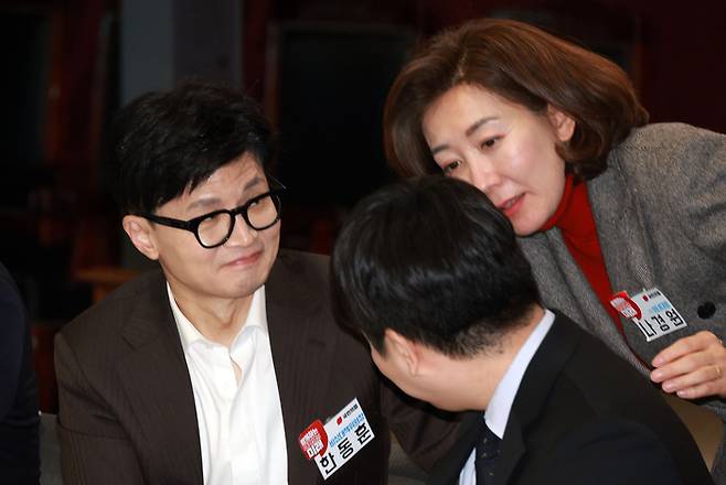 국민의힘 한동훈 비상대책위원장이 지난달 24일 서울 숭실대학교 한경직기념관에서 ‘함께하는 대학생의 미래’를 주제로 열린 대학생 현장간담회에서 나경원 전 의원과 이야기를 나누고 있다. 연합뉴스