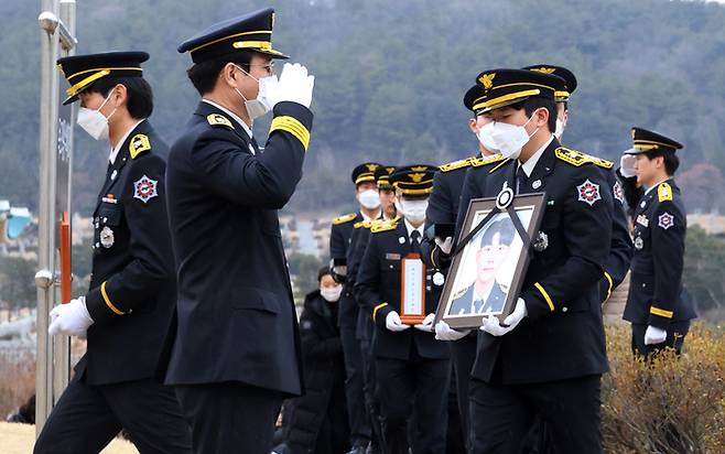 지난 3일 오후 대전 유성구 국립대전현충원에서 경북 문경 화재 현장에서 순직한 김수광(27) 소방장의 영현이 봉송되고 있다.