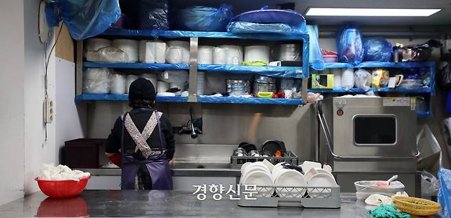 인천 서구에서 쌈밥집을 운영하는 서명수씨가 10일 설거지를 하고 있다. 2024.01.10 권도현 기자