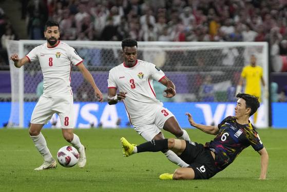 Korea's Hwang In-beom, right, compete for the ball with Jordan's Abdallah Nasib. [AP/YONHAP]