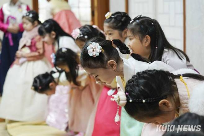 7일 오전 서울 강남구 못골한옥어린이도서관에서 열린 ‘서당에서 만나는 설날’ 어린이 예절 학교 행사에 참석한 어린이들이 세배를 배우고 있다.