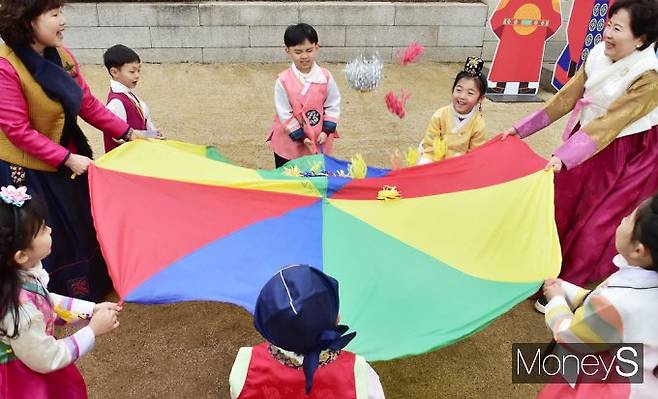 ▲협동의 중요성! 다함께 '단체 제기차기'