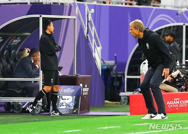 [알라이얀(카타르)=뉴시스] 김근수 기자 = 대한민국 축구 국가대표팀 위르겐 클린스만 감독이 6일(현지시간) 카타르 알라이얀 아흐메드 빈 알리 스타디움에서 열린 2023 아시아축구연맹(AFC) 카타르 아시안컵 4강전 요르단 대 대한민국의 경기 후반, 요르단 야잔 알나이마트에게 선취골을 내주자 아쉬워하고 있다. 2024.02.07. ks@newsis.com