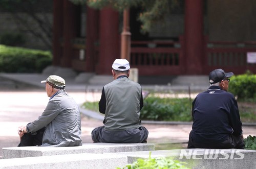 [서울=뉴시스] 서울 탑골공원을 찾은 노인들이 벤치에 앉아 시간을 보내고 있다. (사진=뉴시스DB) photo@newsis.com