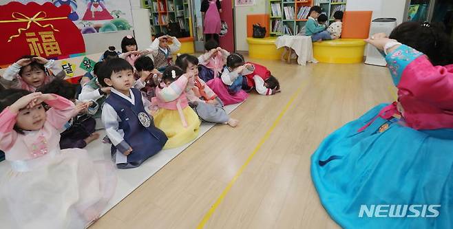 [전주=뉴시스] 김얼 기자 = 민족의 대 명절인 설날을 앞둔 7일 전북 전주시 이계순동화속어린이집에서 어린이들이 곱게 한복을 입고 예절교육을 받고 있다. 2024.02.07. pmkeul@nwsis.com