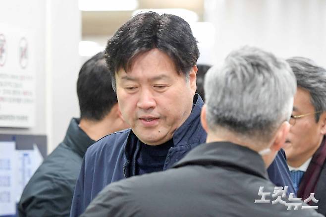 대장동 민간 개발업자로부터 불법 선거자금과 뇌물 등을 받은 혐의로 재판에 넘겨진 김용 전 민주연구원 부원장이 지난해 11월 30일 서울 서초구 서울중앙지방법원에서 열린 1심 선고 공판에 출석하며 지인들과 포옹하고 있다. 박종민 기자