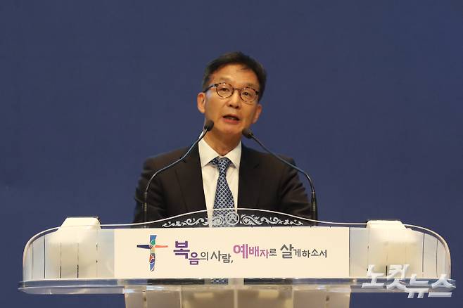 지난해 열린 포항시기독교교회연합회 출산돌봄컨퍼런스에서 포항안디옥교회 꿈나무돌봄학교 김동언 교장(사진)이  사례발표를 하고 있다. 유상원 아나운서