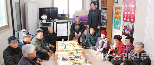 권기봉 경북 남안동농협 조합장(서 있는 사람)이 1월31일 안동시 남후면 하아리 마을회관에서 조합원을 대상으로 운영공개회를 하고 있다.