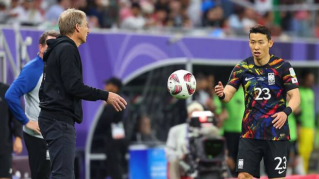 요르단과의 경기 후반 위르겐 클린스만 감독이 사이드 라인을 벗어난 공을 주워 김태환에게 전하고 있다.