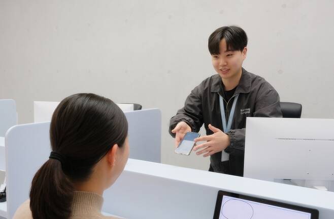 삼성강남센터에 방문한 고객이 휴대폰 상담을 받는 모습. 삼성전자서비스 제공