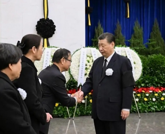 지난달 17일 중국 인민정치협상회의(정협) 부주석 등을 역임한 장커후이의 장례식에 모습을 드러낸 시 주석은 평상시와 달리 야윈 얼굴과 어두운 안색으로 건강이상설이 제기됐다. 신화통신