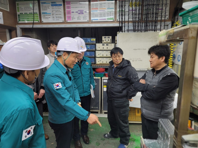 이상훈 산단공 이사장은 7일 일진도금단지를 방문해 화재확산 방지를 위한 수막설비 등을 현장점검하고 있다. 사진 제공=산단공