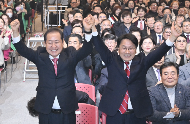 달빛철도 특별법 통과 축하 행사에 참석한 홍준표(왼쪽) 대구시장과 강기정 광주시장. 사진제공=대구시