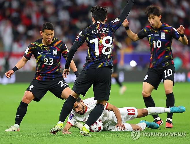 전방부터 압박하는 한국 (알라이얀=연합뉴스) 김도훈 기자 = 6일(현지시간) 카타르 알라이얀 아흐마드 빈 알리 스타디움 열린 2023 아시아축구연맹(AFC) 아시안컵 4강전 한국과 요르단 경기. 한국 김태환, 이강인, 이재성이 전방에서 마흐무드 알마르디를 압박하고 있다. 2024.2.7 superdoo82@yna.co.kr