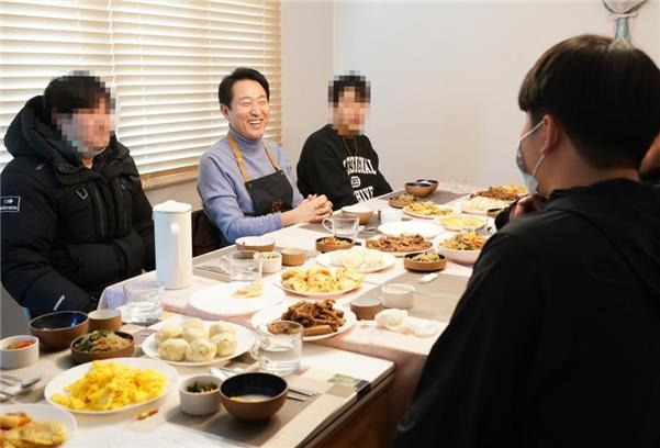 자립준비청년과 식시하는 오세훈 서울시장 (서울=연합뉴스) 오세훈 서울시장이 지난달 21일 18세가 돼 보육원을 떠나 홀로서기를 해야 하는 자립준비청년들이 새로 시작하는 삶을 건강하게 살아낼 수 있도록 따뜻한 밥 한끼를 나누는 공간인 밥집알로를 찾아 함께 음식을 만들고 점심을 하고 있다. 2024.2.7 [서울시 제공. 재판매 및 DB 금지]