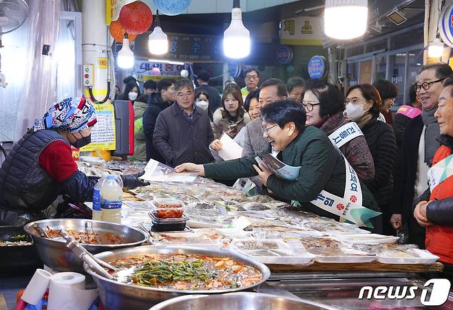 강기정 광주시장이 설 명절을 앞두고 6일 오전 동구 대인시장을 방문해 상인들을 격려하며 전통시장 화재공제 가입 캠페인을 벌이고 있다. (광주시 제공)2024.2.6/뉴스1