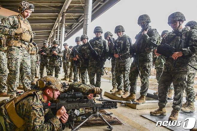 6일 사격 훈련을 앞두고 중화기를 확인하는 미 해병대. (해병대 1사단제공) 2024.2.8/뉴스1