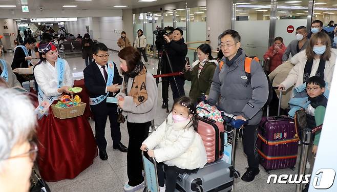 8일 오후 제주국제공항 국제선 도착장에서 우리나라의 설 연휴인 춘절을 맞아 제주를 찾은 중국 관광객 환영행사가 열리고 있다.2024.2.8/뉴스1 ⓒ News1 고동명 기자