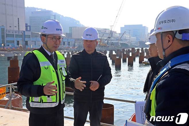 강준석 BPA 사장(왼쪽)이 항만근로자들에게 철저한 안전관리를 당부하고 있다. (부산항만공사 제공)