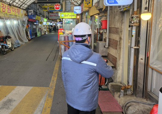 CNCITY에너지는 설 연휴를 앞두고 안전한 도시가스 공급과 사고예방을 위해 특별안전점검을 실시한다. CNCITY에너지 점검원이 최근 대전 서구 한민시장에서 가스 안전점검을 진행하고 있다. 사진=CNCITY에너지 제공