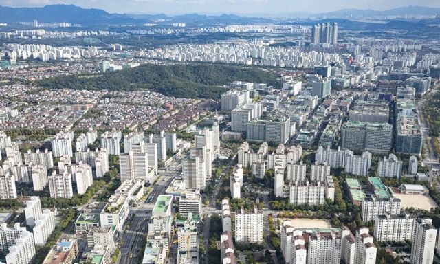 정부가 경기 분당, 일산 등 1기 신도시를 포함한 노후계획도시에서 재건축을 추진하는 아파트는 현행 200% 안팎인 용적률(토지 면적 대비 층별 건축 면적 총합의 비율)을 최대 750%까지 풀기로 했다.ⓒ고양특례시