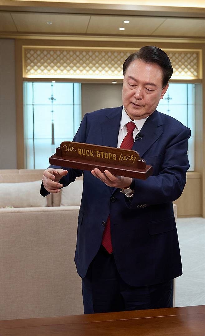 윤석열 대통령이 지난 4일 서울 용산 대통령실에 열린 KBS 신년대담 `특별대담 대통령실을 가다 녹화를 마치고 박장범 앵커에게 바이든 미국 대통령으로부터 선물받은 이든 미국 대통령에게 선물받은 내가 다 책임진다(The buck stops here) 팻말을 소개하고 있다. 사진=대통령실 제공