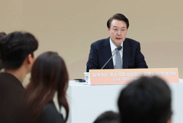 윤석열 대통령이 8일 서울 성동구 레이어57에서 열린 '국민과 함께하는 민생토론회 - 열 번째, 함께 뛰는 중소기업·소상공인, 살맛나는 민생경제'에서 모두발언을 하고 있다. 대통령실통신사진기자단=연합뉴스