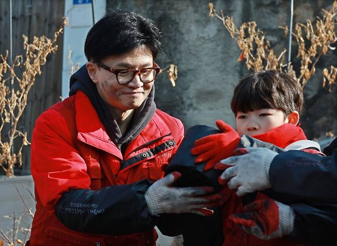 국민의힘 한동훈 비상대책위원장이 8일 오전 서울 노원구 백사마을에서 열린 '따뜻한 대한민국만들기 국민동행' 사랑의 연탄 나눔 행사에서 봉사활동을 하고 있다. 사진=연합뉴스