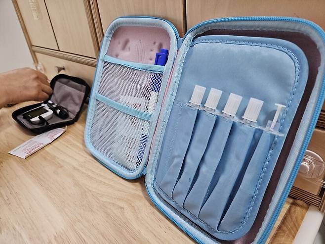 엄마가 매일 지아가 등원할 때 챙겨 보내는 인슐린 주사 가방. 보건선생님은 엄마와 투약할 인슐린 용량을 상의하고 거기에 맞는 주사를 골라 다시 미세하게 용량을 조정한 뒤 지아에게 놓는다. 최예린 기자