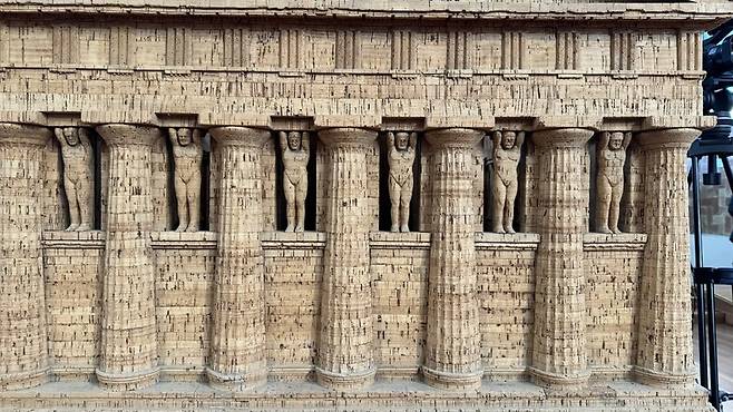 이탈리아 시칠리아 아그리젠토에 폐허로 남은 옛 제우스 신전의 추정 복원 모형 일부. 이 유적을 대표하는 유물로 신전 천장을 기둥과 함께 받쳤던 약 8m 높이의 남성상 텔라몬이 보인다.