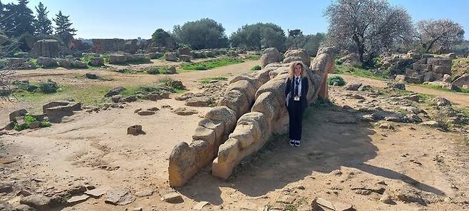 이탈리아 시칠리아 아그리젠토 ‘신전의 계곡’ 영역에 있는 옛 제우스 신전의 폐허. 20세기 이후 따로 부재를 써서 복원한 텔라몬 상이 놓여있다.