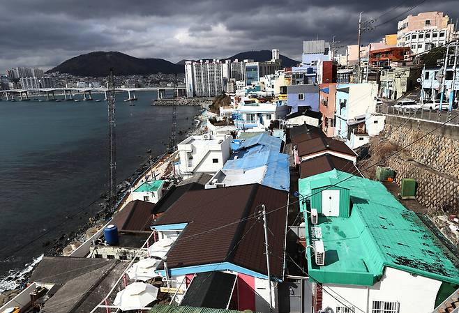 지난 2월4일 찾은 ‘흰여울 문화마을’ 풍경. 빗방울이 간간이 떨어졌다. 박미향 기자