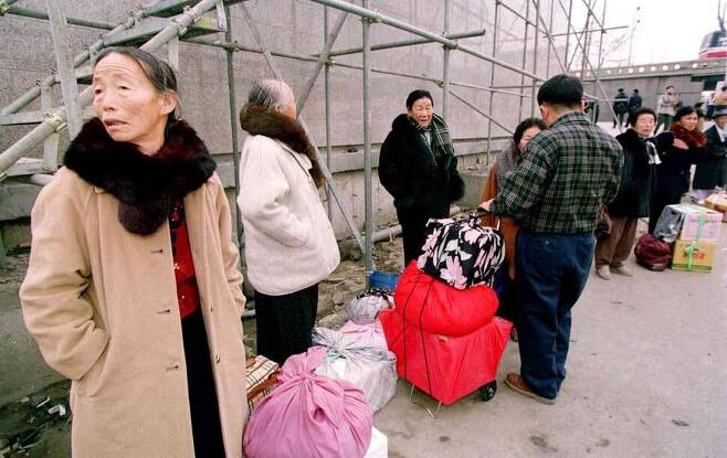2000년 2월 3일 오후 연휴를 서울에서 보내려는 어르신들이 강남고속버스터미널에 도착해 자식들에게 전해줄 선물 보따리를 챙기고 있다. 이종근 선임기자 root2@hani.co.kr