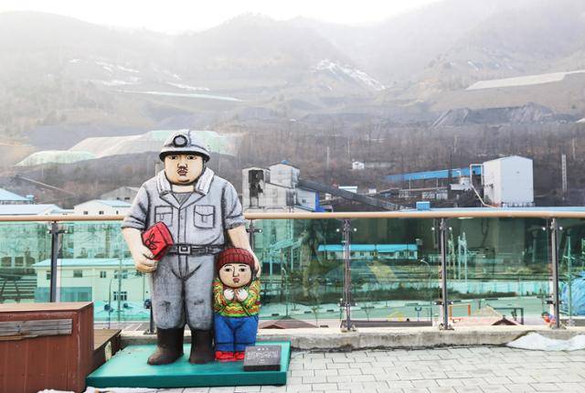 철암탄관역사촌 옥상에 광부 아버지의 출근길 조형물이 세워져 있다. 뒤편은 철암역두선탄시설이다.