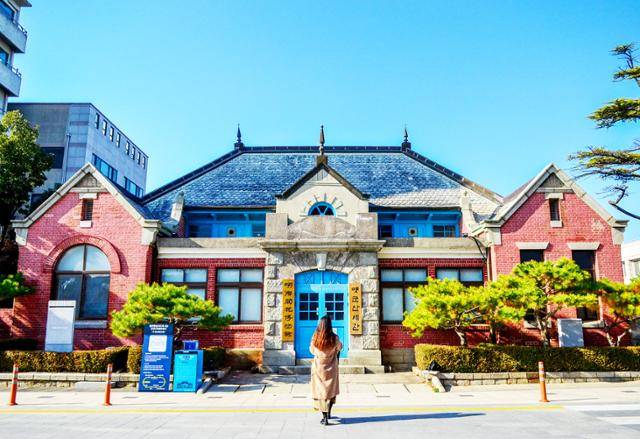 일제강점기 근대건축의 특징을 고스란히 간직한 구 군산세관 본관.