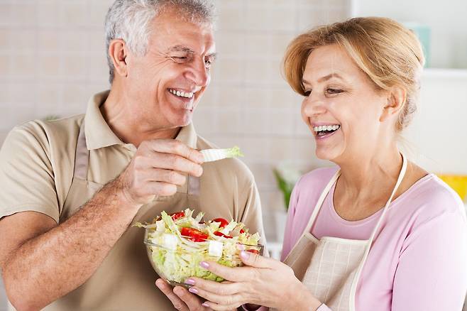 치매를 예방하려면 건강한 다섯 가지 습관을 실천하는 게 도움이 된다는 연구 결과가 나왔다./사진=클립아트코리아