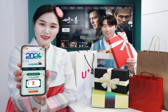 LG유플러스 임직원이 설 맞이 IPTV, U+콕 프로모션을 소개하고 있다. [사진=LGU+]