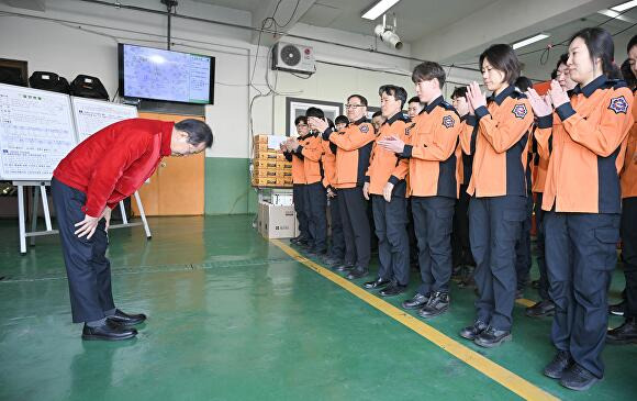 홍준표 대구시장이 8일 중부소방서 소방관들에게 감사 인사를 전하고 있다. [사진=대구시]