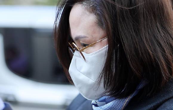 '자녀 입시 비리' 등 혐의로 집행유예를 선고 받은 정경심 전 동양대 교수가 8일 오후 서울 서초구 서울고등법원에서 열린 항소심 선고 공판을 마친 뒤 취재진 질문을 들으며 차량으로 향하고 있다. [사진=뉴시스]