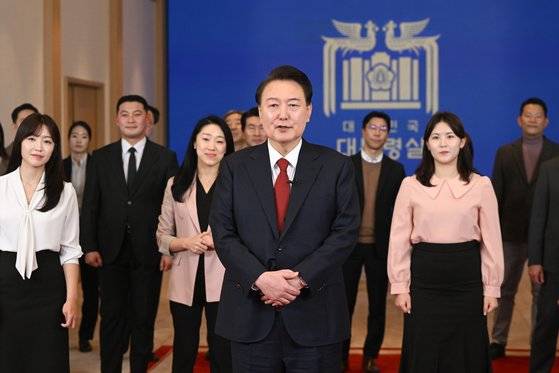 윤석열 대통령이 지난 4일 서울 용산 대통령실 1층 정현관에서 대통령실 합창단 '따뜻한 손'과 함께 설 인사 메시지를 발표하고 있다. 연합뉴스