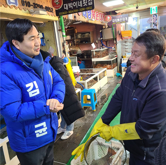 ▲ 더불어민주당 김도균 속초·인제·고성·양양 예비후보는 8일 속초관광수산시장에서 설 맞이 장보기 행사를 펼쳤다.