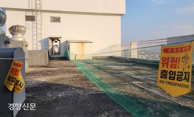 지난 6일 경북 경산의 한 아파트 단지 옥상에 옆 라인 승강기를 이용할 수 있도록 임시 통로가 설치돼 있다. 이 아파트는 승강기 22대에 대해 ‘운행금지’ 통보를 받았지만 일부를 불법 운행하고 있다.