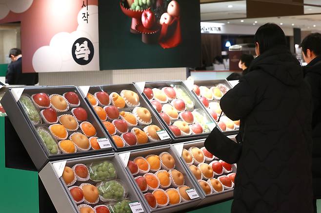 서울 시내 한 백화점에 과일 선물세트가 진열되어 있다. 연합뉴스.