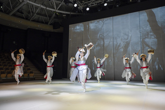 The National Dance Company of Korea's traditional performance titled ″Festival″ is being staged at the National Theater of Korea in central Seoul during the seollal holidays from Feb. 9 to 11. [NATIONAL THEATER OF KOREA]