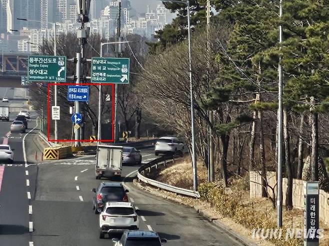 성수대교 붕괴 참사 위령비는 도시고속도로(강변북로) 사이 공간(빨간 상자)에 마련돼 있다. 사진=임지혜 기자